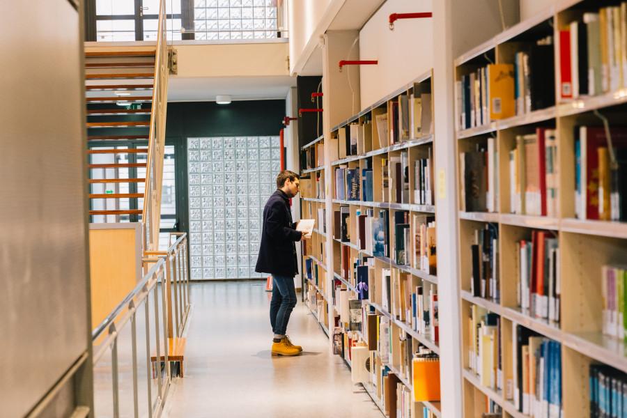 Ένα πρωινό στην εντυπωσιακή νέα βιβλιοθήκη της Φιλοσοφικής.