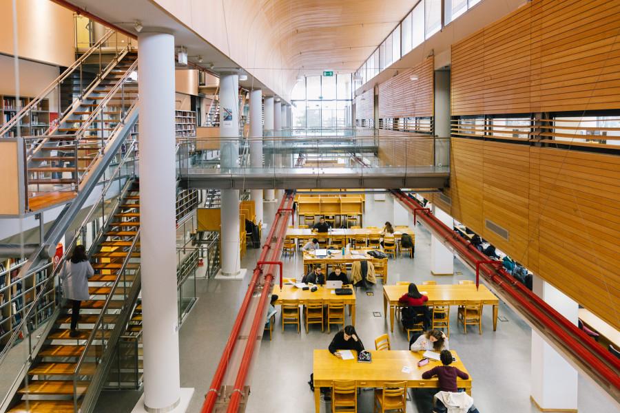 Ένα πρωινό στην εντυπωσιακή νέα βιβλιοθήκη της Φιλοσοφικής.