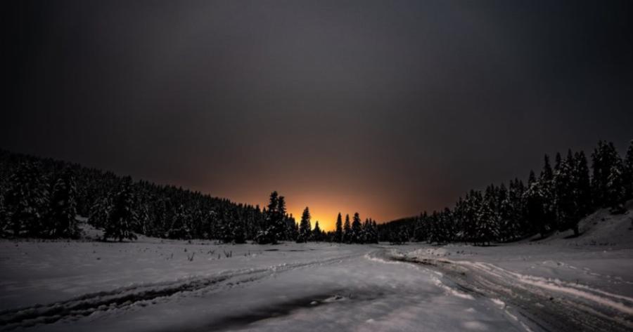 Τρίκαλα: Μαγικές νυχτερινές εικόνες από το χιονισμένο Περτούλι