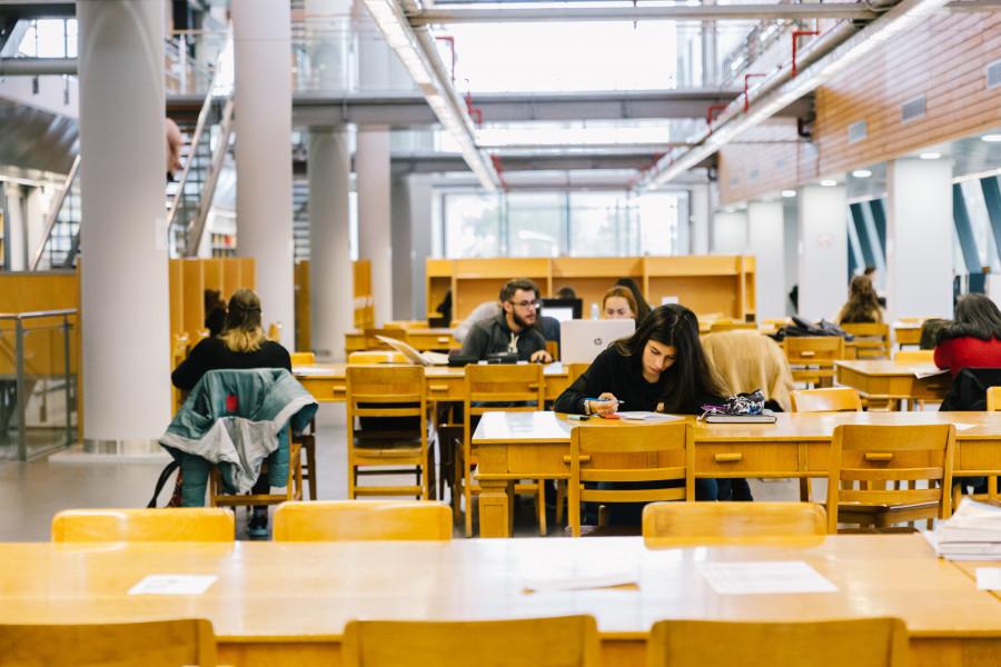 Ένα πρωινό στην εντυπωσιακή νέα βιβλιοθήκη της Φιλοσοφικής.