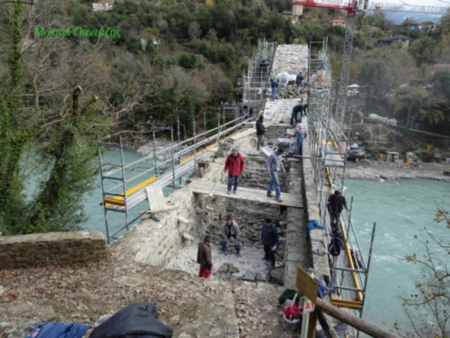 Στήθηκε ξανά το ιστορικό γεφύρι της Πλάκας στα Τζουμέρκα – ΦΩΤΟΓΡΑΦΙΕΣ