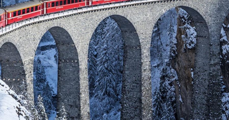 Το τρένο που περνά από 55 τούνελ και 196 γέφυρες μέσα στις χιονισμένες Άλπεις
