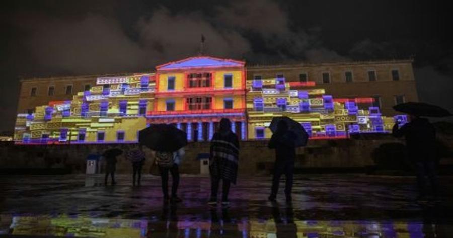 Ο,τι πιο όμορφο έχουμε δει: Η Βουλή «ντυμένη» για τα Χριστούγεννα -3D projection mapping για πρώτη φορά