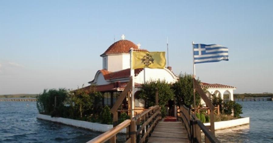 Tο «πλωτό» μοναστήρι του Αγίου Νικολάου στο Πόρτο Λάγος