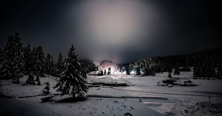 Πανσέληνος και χιόνια στο Περτούλι που θυμίζουν Βόρειο Σέλας