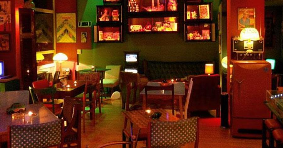 Οκτώ ζεστοί χώροι με τζάκι, cosy ατμόσφαιρα και ιδιαίτερη διακόσμηση για αχνιστό καφέ στην Αθήνα