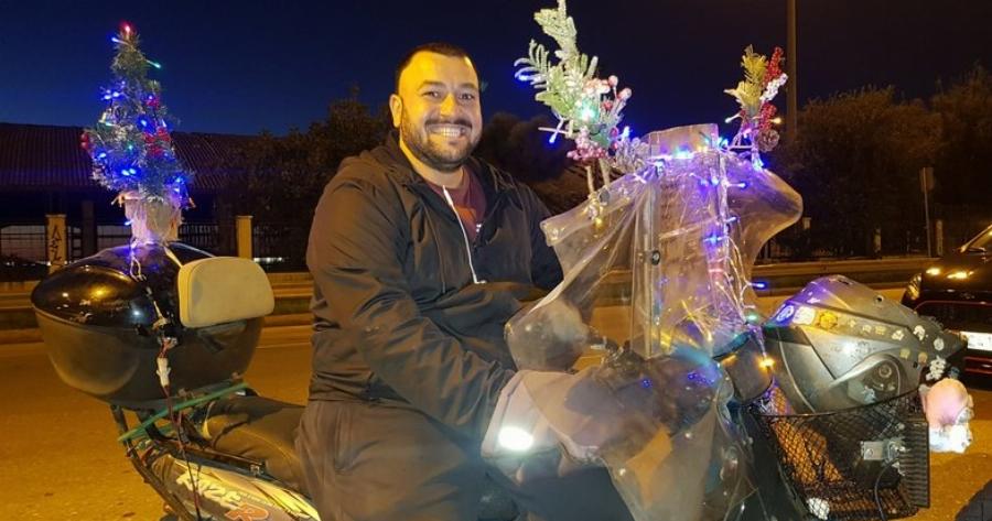 Πάτρα: Διανομέας στολίζει γιορτινά το παπί σαν έλκυθρο, κάνει ντελίβερι τα Χριστούγεννα