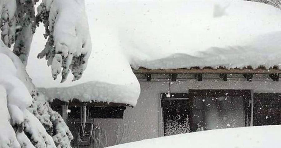 Εικόνες από τα «λευκά» Βίλια Αττικής: Το χιόνι φτάνει το ένα μέτρο και το σκηνικό είναι παραμυθένιο