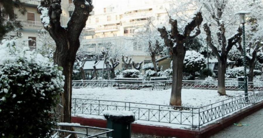 Xιονίζει τώρα σε πολλες περιοχές στην Αθήνα: Νιφάδες σε Μοναστηράκι, Νίκαια, Πετρούπολη και έρχονται και άλλες
