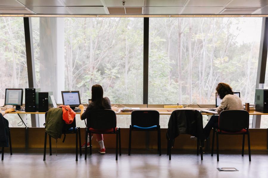 Ένα πρωινό στην εντυπωσιακή νέα βιβλιοθήκη της Φιλοσοφικής.