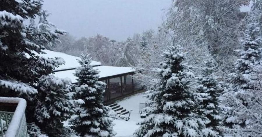 Τα πρώτα χιόνια έπεσαν στα ορεινά της Θεσσαλονίκης και οι εικόνες είναι υπέροχες.