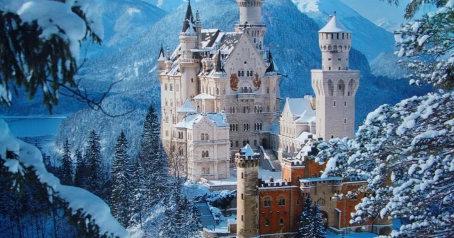 Το παραμυθένιο κάστρο στη Βαυαρία που ενέπνευσε τον Ντίσνεϋ να δημιουργήσει το παλάτι της Ωραίας Κοιμωμένης
