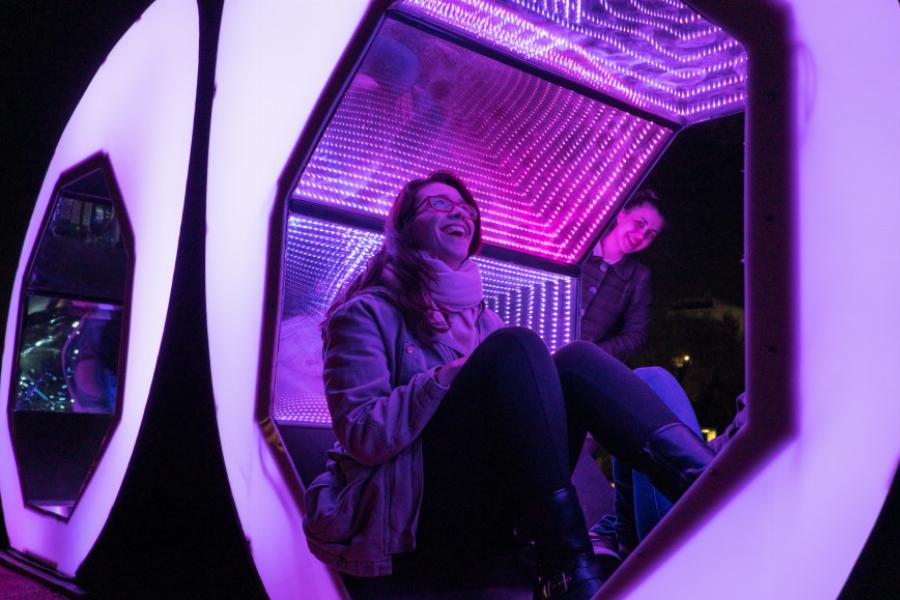 Χριστούγεννα στο ΚΠΙΣΝ: Αλλόκοσμοι φωτισμοί στο Πάρκο Σταύρος Νιάρχος