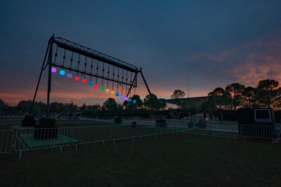 Χριστούγεννα στο ΚΠΙΣΝ: Αλλόκοσμοι φωτισμοί στο Πάρκο Σταύρος Νιάρχος