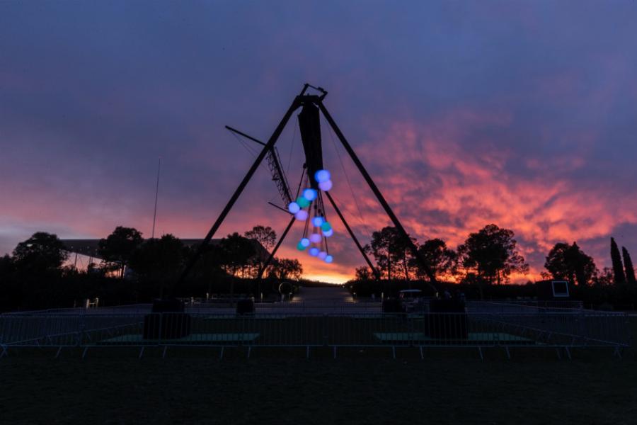 Χριστούγεννα στο ΚΠΙΣΝ: Αλλόκοσμοι φωτισμοί στο Πάρκο Σταύρος Νιάρχος