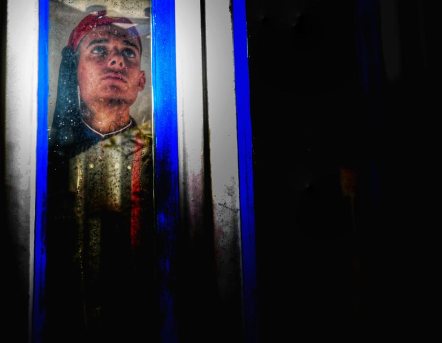 Ο τσολιάς στο Σύνταγμα μέσα στην παγωνιά. Η φωτογραφία του έγινε viral