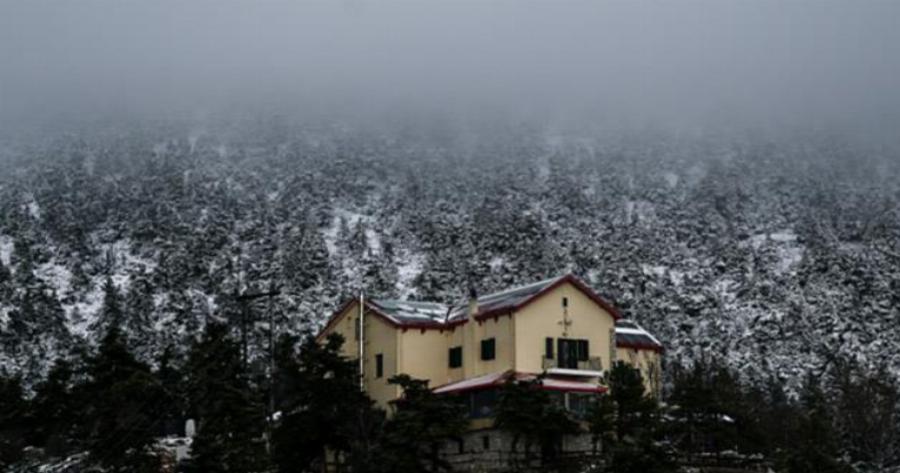 Χιόνια ξανα στην Πάρνηθα με τα βίντεο με το ολόλευκο τοπία να είναι μαγικά