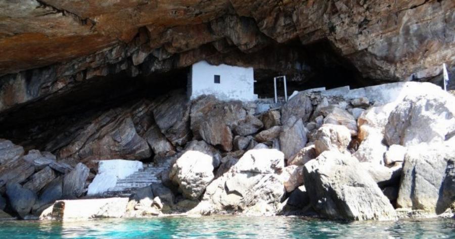 Ένα ελληνικό εκκλησάκι στη λίστα με τους 10 καλύτερους ναούς του κόσμου μέσα σε σπηλιά