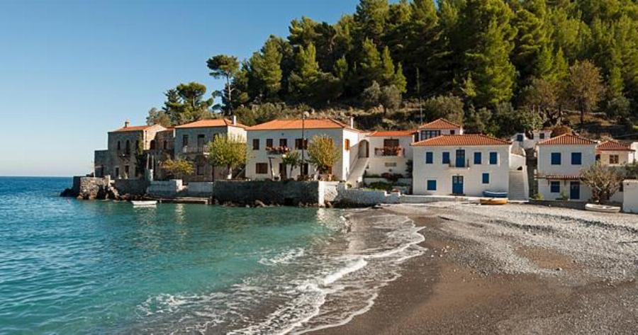 Πανέμορφα χωριά πλάι στη θάλασσα της Πελοποννήσου που σε μαγεύουν και το χειμώνα.