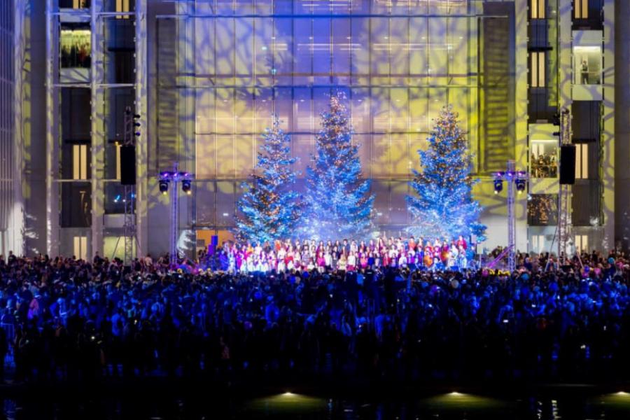 Το Κέντρο Πολιτισμού Ίδρυμα Σταύρος Νιάρχος φωταγωγήθηκε για τα Χριστούγεννα – Ονειρικές εικόνες