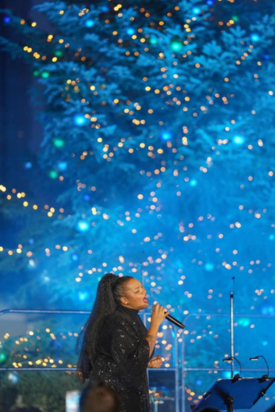 Το Κέντρο Πολιτισμού Ίδρυμα Σταύρος Νιάρχος φωταγωγήθηκε για τα Χριστούγεννα – Ονειρικές εικόνες