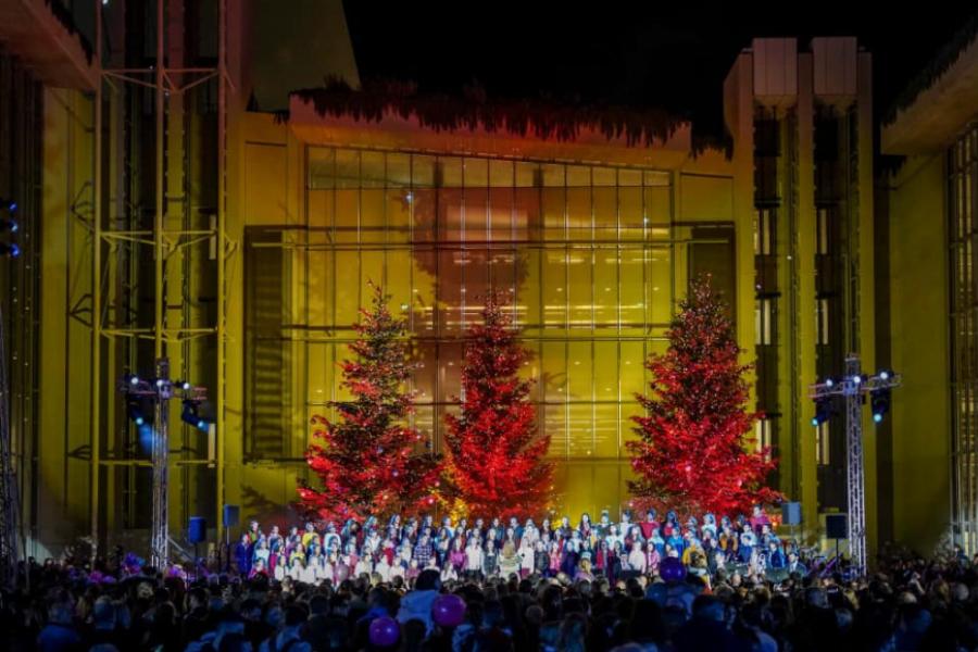 Το Κέντρο Πολιτισμού Ίδρυμα Σταύρος Νιάρχος φωταγωγήθηκε για τα Χριστούγεννα – Ονειρικές εικόνες