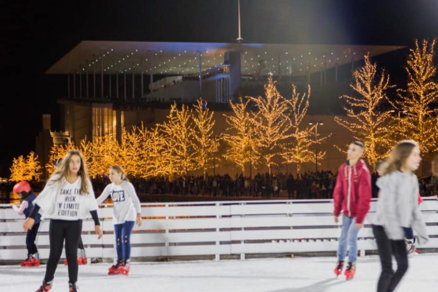 Το Κέντρο Πολιτισμού Ίδρυμα Σταύρος Νιάρχος φωταγωγήθηκε για τα Χριστούγεννα – Ονειρικές εικόνες