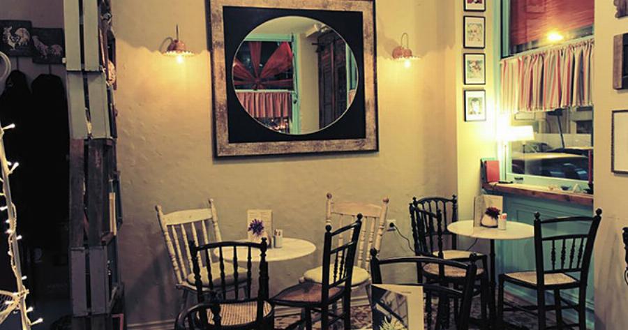 Ήσυχα café: 5 στέκια στην Αθήνα ιδανικά για κουβέντα με φίλους ή την αγάπη σου