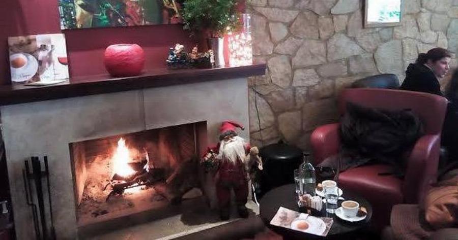 6 ζεστές καφετέριες πού πίνουμε αχνιστό καφεδάκι δίπλα στο τζάκι