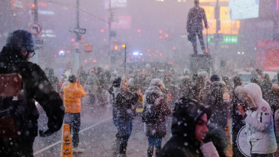 Μοναδικό βίντεο καταγράφει χιονοθύελλα να σκεπάζει τη Νέα Υόρκη – Το λευκό τοπίο του Μανχάταν