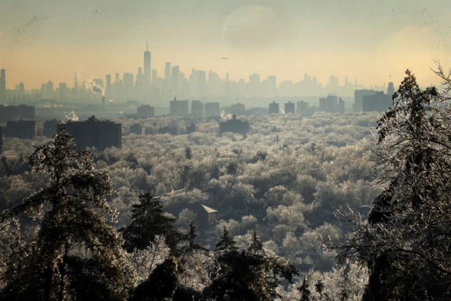 Μοναδικό βίντεο καταγράφει χιονοθύελλα να σκεπάζει τη Νέα Υόρκη – Το λευκό τοπίο του Μανχάταν