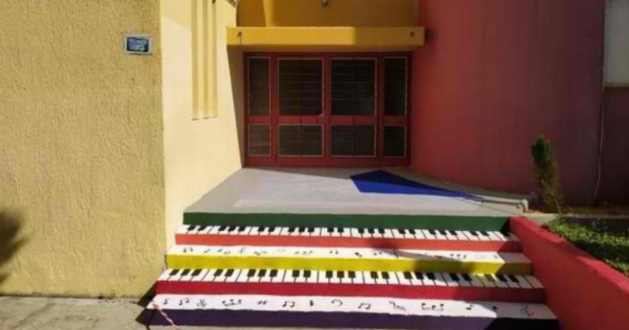 Το σχολείο που στα διαλείμματα παίζει Χατζιδάκι και στους τοίχους του βλέπεις πίνακες των Πικάσο και Ντα Βίντσι