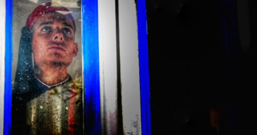 Ο τσολιάς στο Σύνταγμα μέσα στην παγωνιά. Η φωτογραφία του έγινε viral