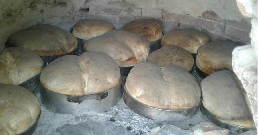 Τότε που τρώγαμε τις Κυριακές ζυμωτό χωριάτικο ψωμί ψημένο στον ξυλόφουρνο του χωριού