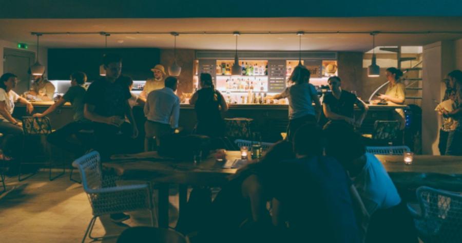 Τα πέντε καλύτερα μπαρ για «γερόντια» ετών 50 με σωστό σέρβις, κοκτέιλ και ώριμη ατμόσφαιρα