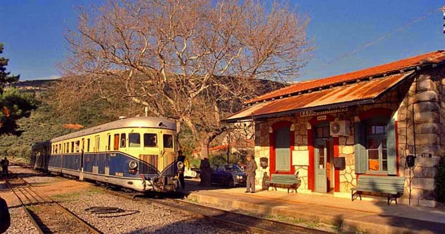 Οι 13 υπέροχοι σιδηροδρομικοί σταθμοί της Πελοποννήσου όπως δεν τους έχετε ξαναδεί