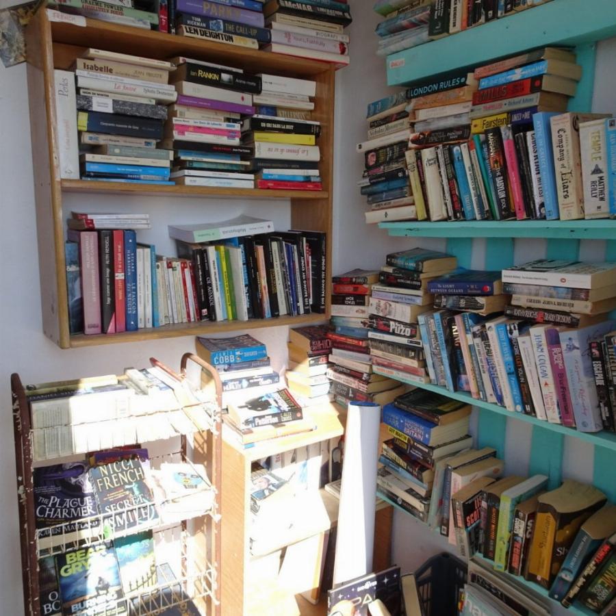 Υπάρχει μια υπέροχη στάση ΚΤΕΛ στην Πάρο που είναι και δανειστική βιβλιοθήκη