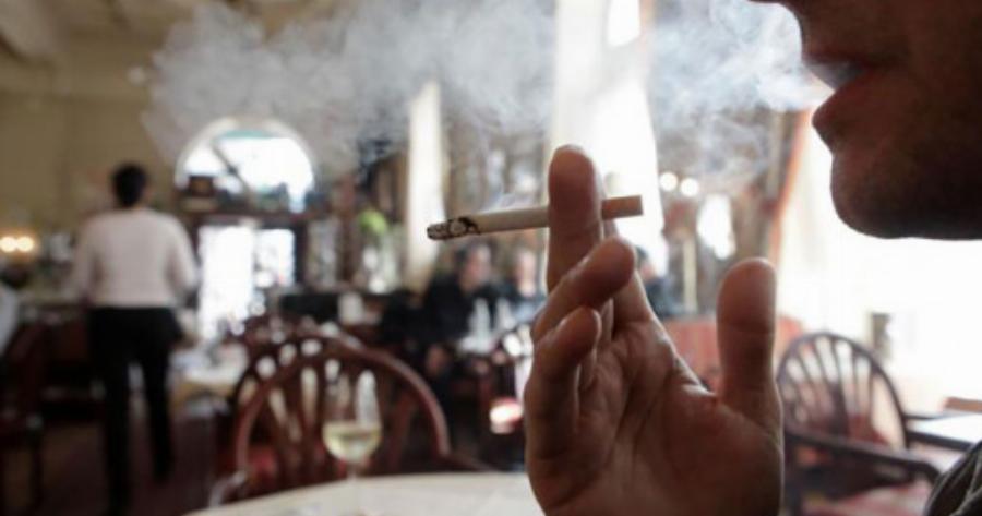 Στη Λάρισα ετοιμάζουν το πρώτο καφενείο για καπνιστές – Πώς θα λειτουργεί και ποιοι θα μπαίνουν ως πελάτες