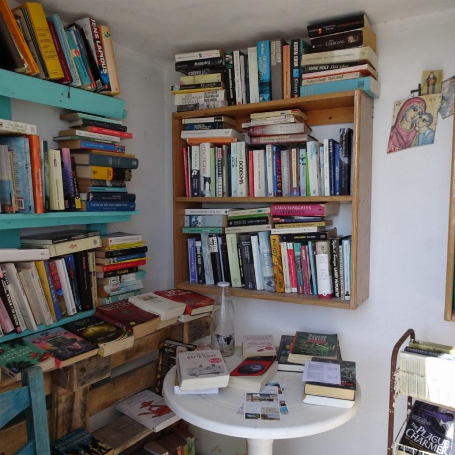 Υπάρχει μια υπέροχη στάση ΚΤΕΛ στην Πάρο που είναι και δανειστική βιβλιοθήκη