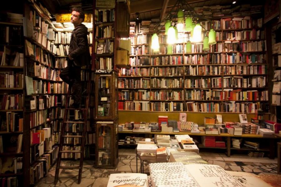 Στο Παρίσι υπάρχει το πιο μαγικό βιβλιοπωλείο του κόσμου στο οποίο μπορείς και να κοιμάσαι