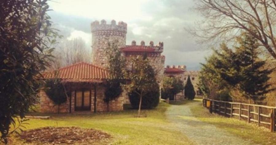 Έφτιαξε ξενοδοχείο στην Ξάνθη γεμάτο παραμυθένιους πύργους και οι τουρίστες κάνουν ουρά