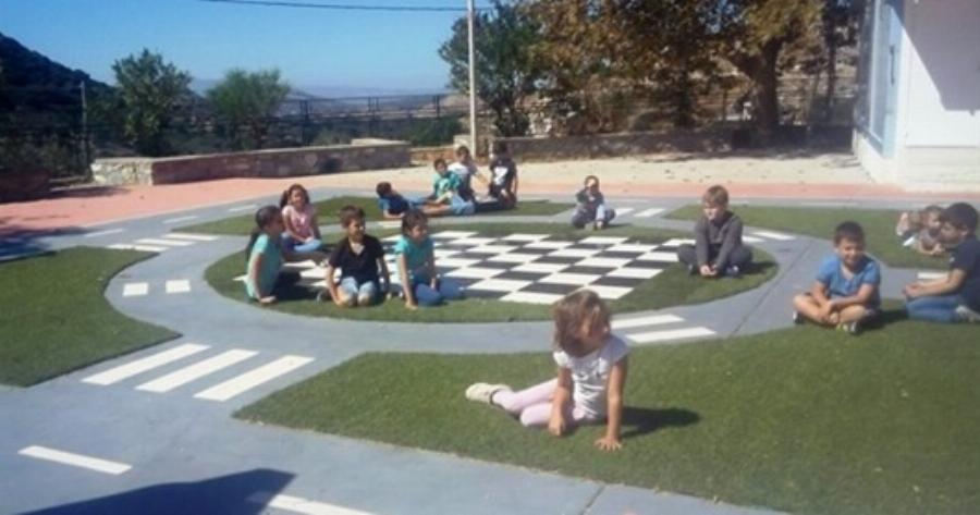 Το Δημοτικό Σχολείο στη Νάξο με το ωραιότερο προαύλιο που είδαμε ποτέ