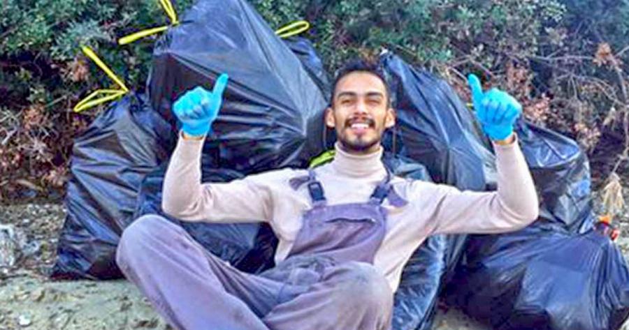 Έλληνας πήρε γάντια και σακούλες και καθάρισε μια ολόκληρη παραλία