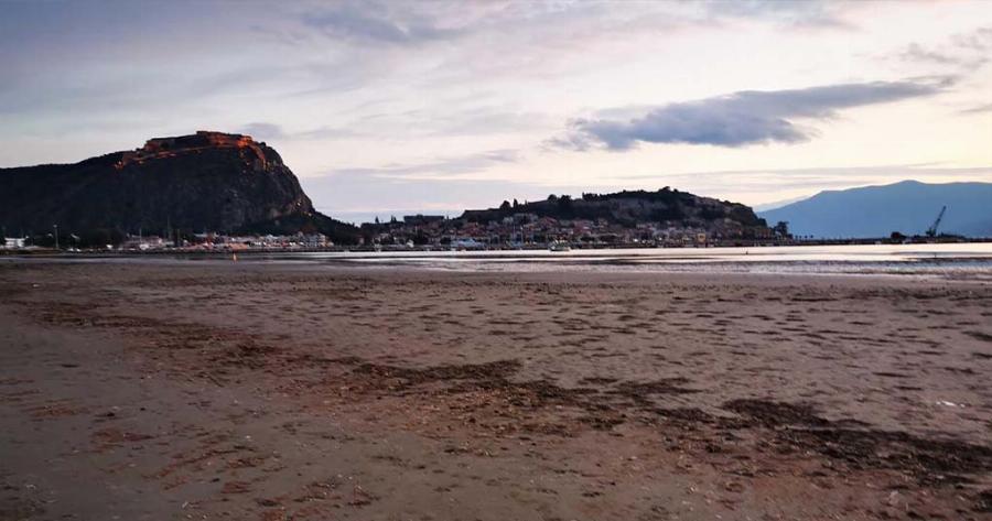 Εξαφανίστηκε σήμερα η θάλασσα στο Ναύπλιο αποκαλύπτοντας καινούργια παραλία