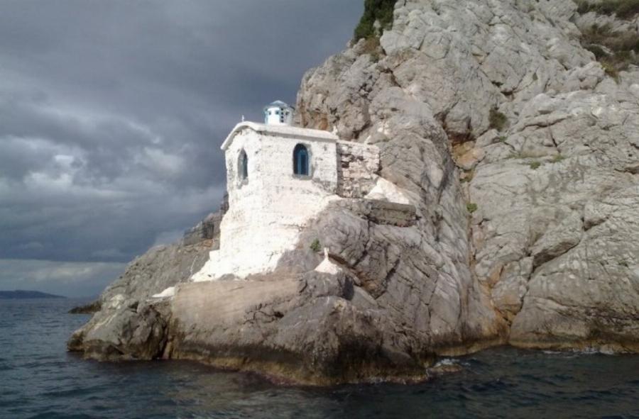 Κρασοπαναγιά: Το γαλάζιο εκκλησάκι στην Πελοπόννησο που είναι φτιαγμένο από κρασί και χώμα