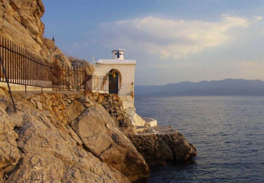 Κρασοπαναγιά: Το γαλάζιο εκκλησάκι στην Πελοπόννησο που είναι φτιαγμένο από κρασί και χώμα