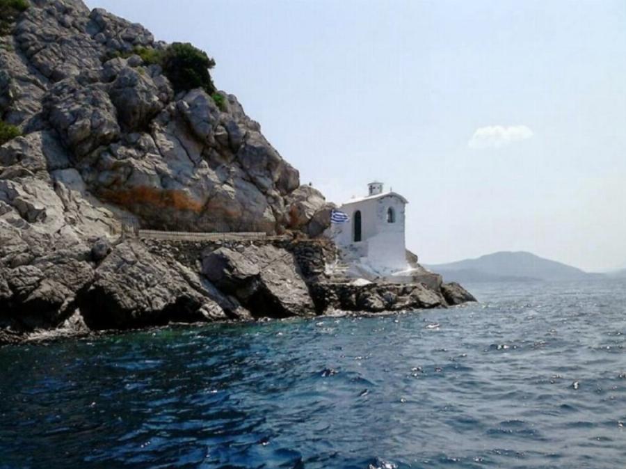 Κρασοπαναγιά: Το γαλάζιο εκκλησάκι στην Πελοπόννησο που είναι φτιαγμένο από κρασί και χώμα