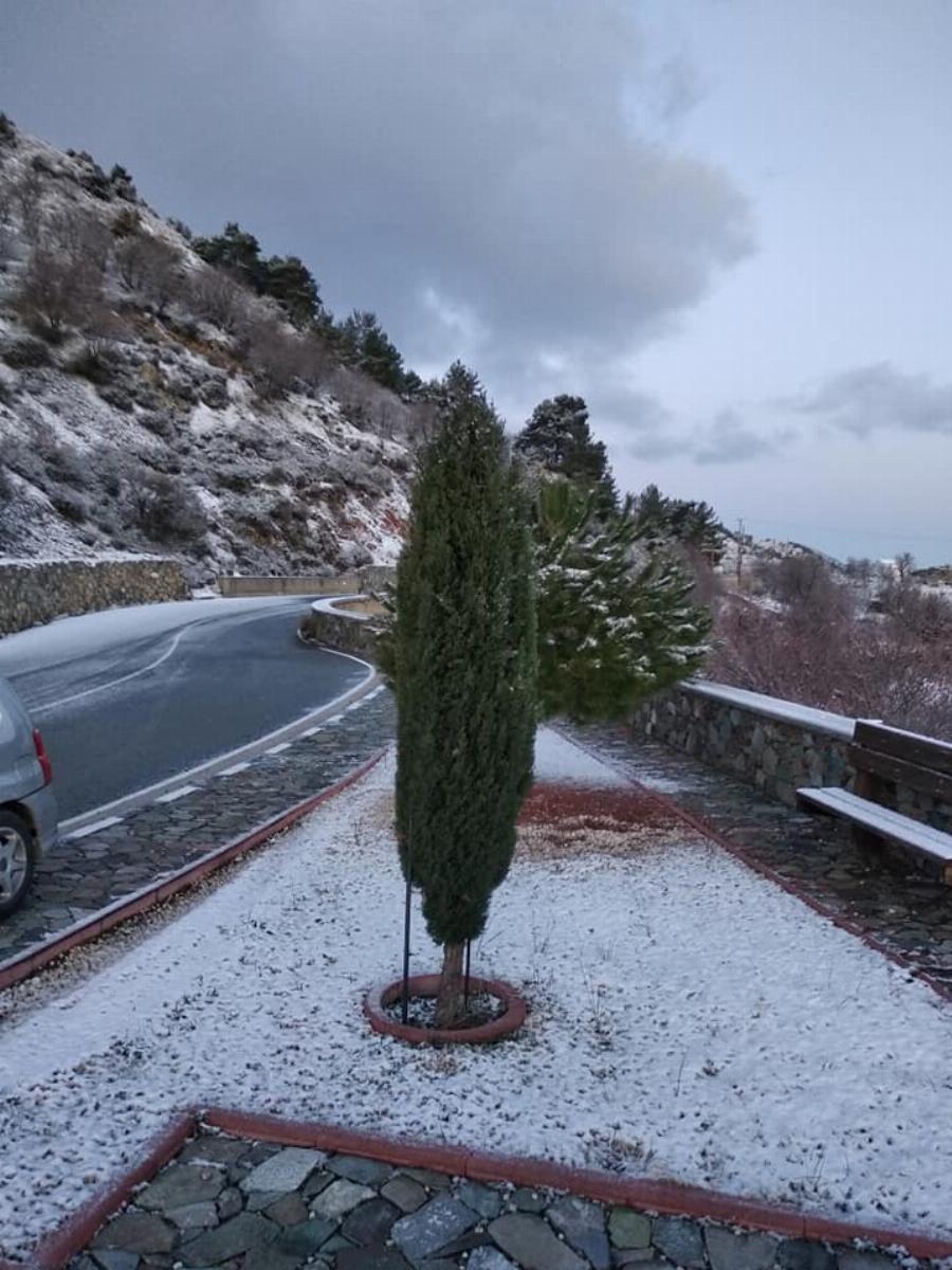 Το έστρωσε για τα καλά στα ορεινά χωριά της Κύπρου. Μαγευτικές εικόνες βγαλμένες από παραμύθι