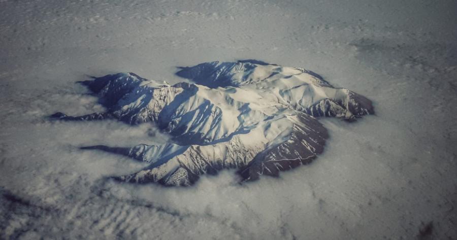 Μαγική αεροφωτογραφία: Ο χιονισμένος Όλυμπος ξεπροβάλλει μέσα απ’ τα σύννεφα