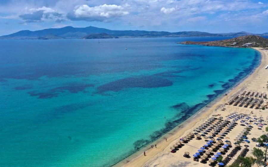 Όταν κοιτάς τη Νάξο από ψηλά, μοιάζει με ζωγραφιά